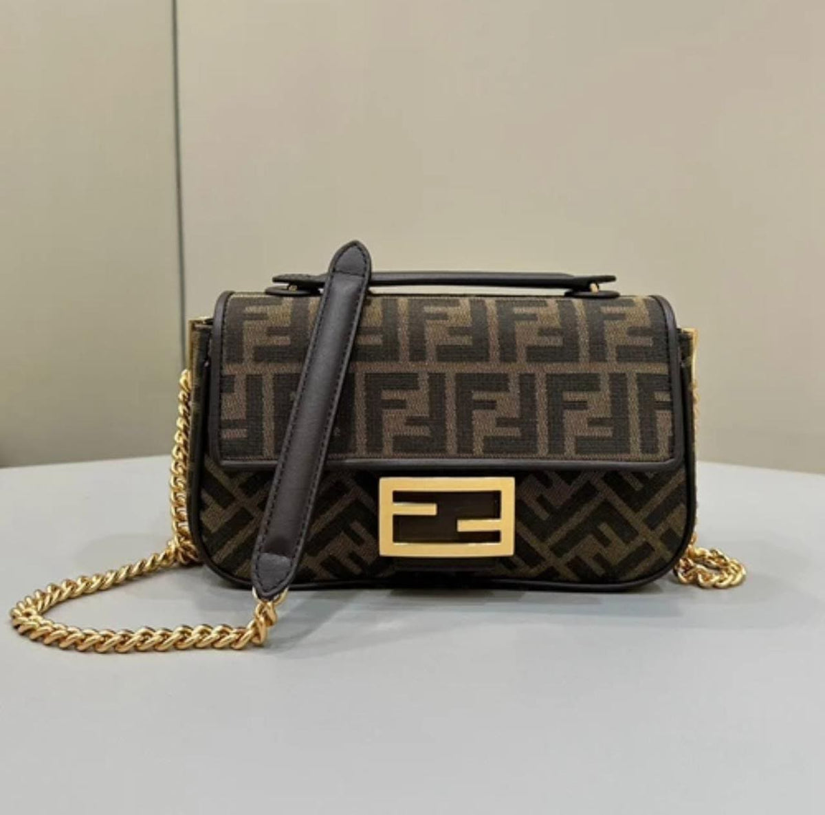 Elegant Monogram Chain Shoulder Bag